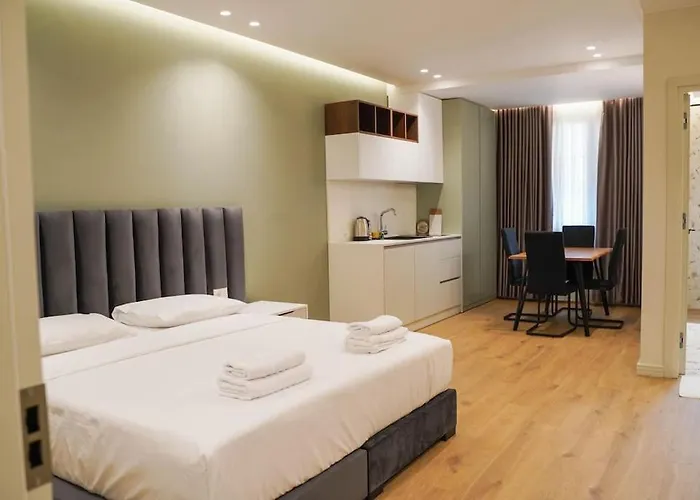 2 Steps From Center 3 1 * 地拉那