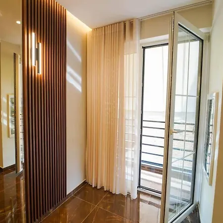 2 Steps From Center 3 1 * 地拉那